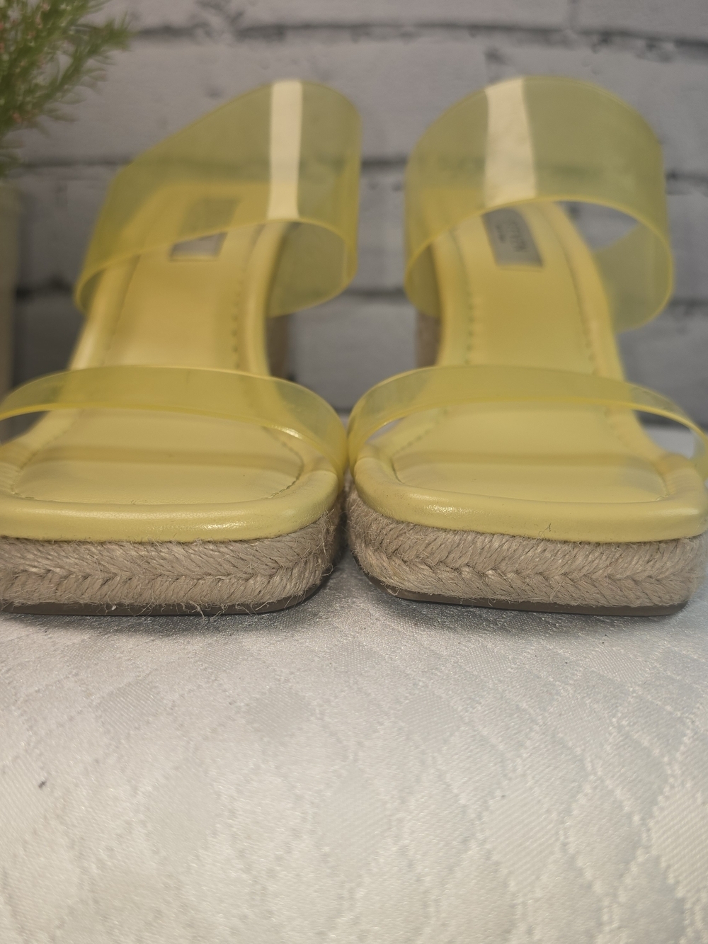 TEVEN NEW YORK MALAYA SANDALS Y2K YELLOW ESPRADILE WEDGE LUCITE STRAPS 8.5 - Picture 5 of 10